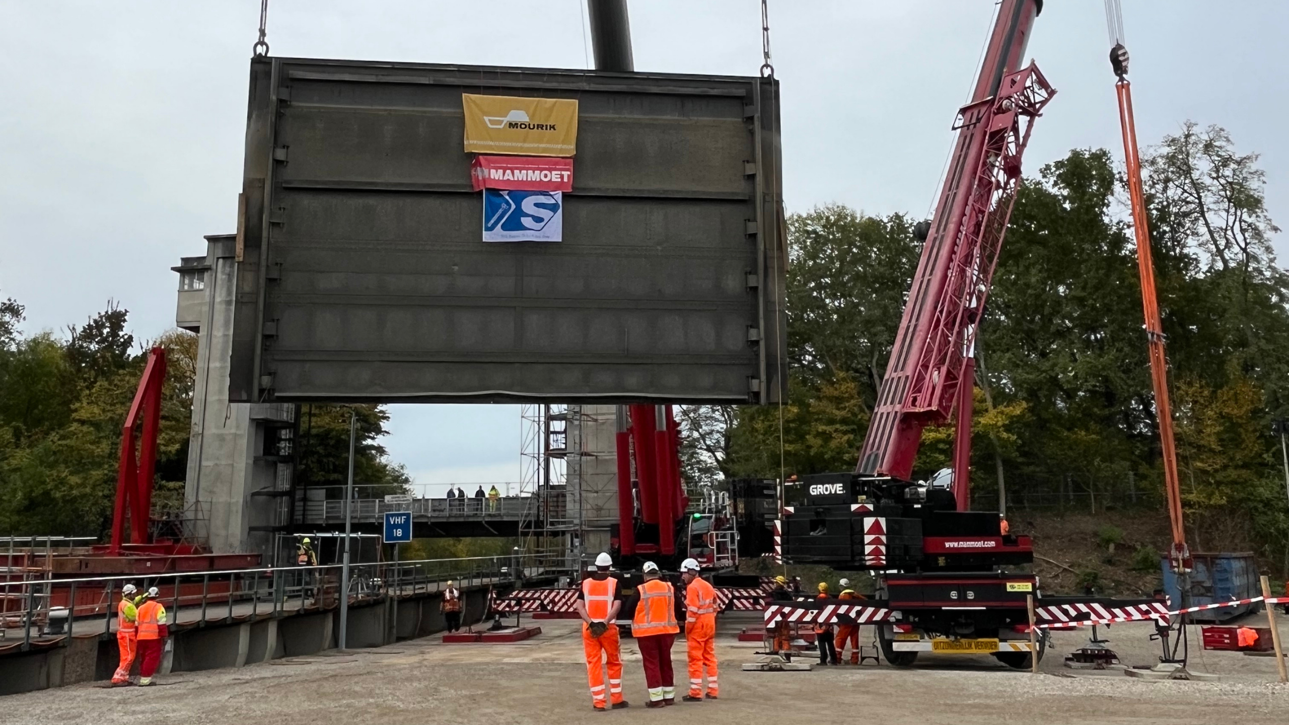 Hoisting into Bosscheveld Lock