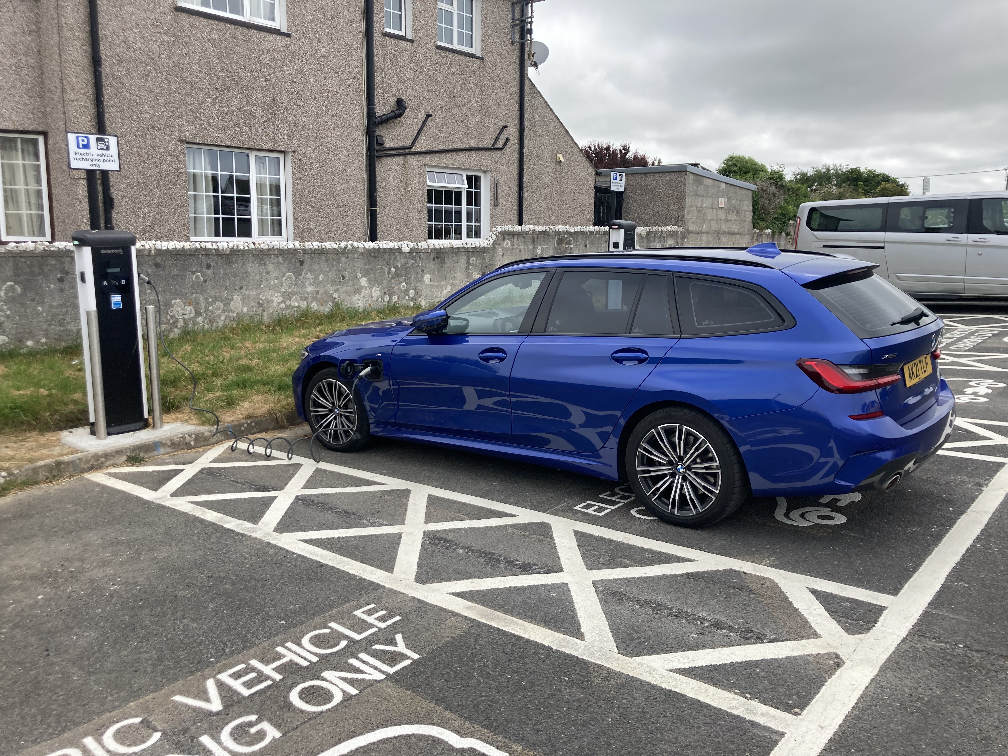SWARCO ITS Evolt_Blue BMW charging in Cornwall
