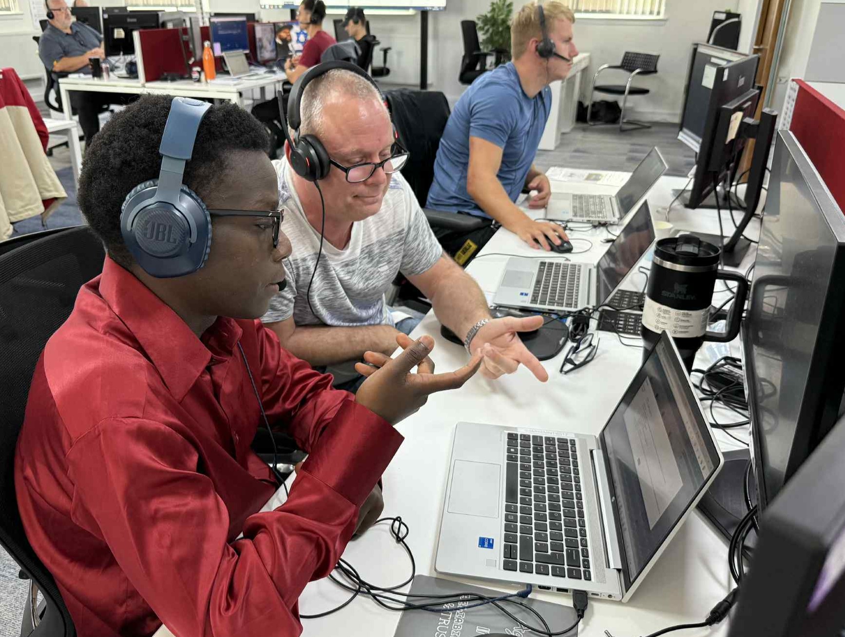 SWARCO ITS Evolt_Dundee Call Centre members taking calls